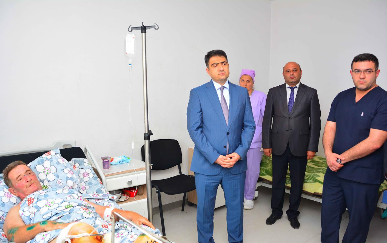Seymur Orucov avtoqəza keçirən şəhid qardaşını xəstəxanada ziyarət edib - FOTOLAR Seymur Orucov avtoqəza keçirən şəhid qardaşını xəstəxanada ziyarət edib - FOTOLAR