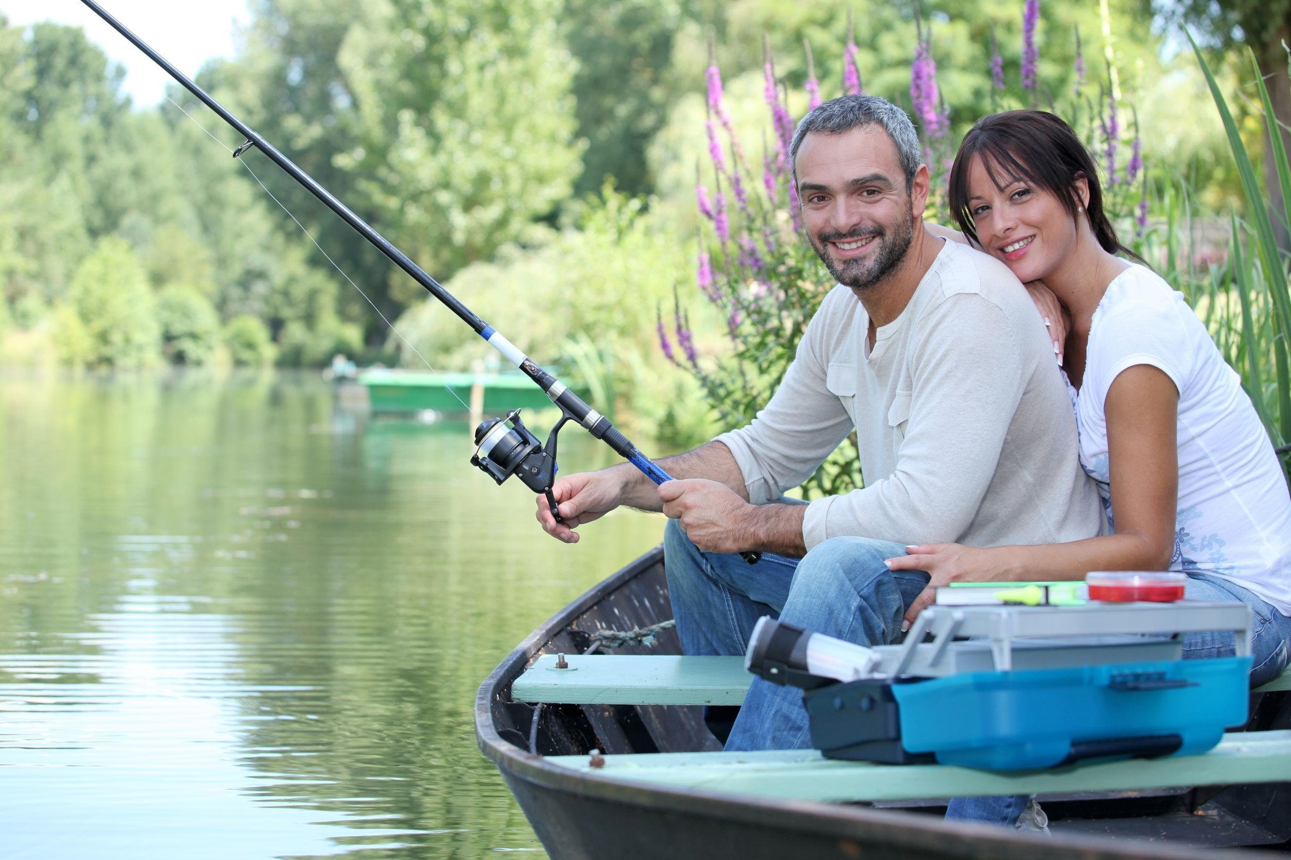 Муж ловит жену. Девушка в лодке с удочкой. Мужчина и женщина в лодке. Влюбленная пара на рыбалке. Мужчина и женщина рыбачут.