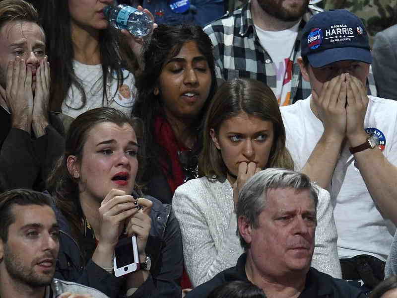 Hillari Klintonun qərargahında ağlaşmadır -  FOTO