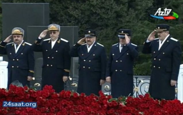 Sağ əlimdə problem var... -  Səhv hərbi salam verən prokuror DANIŞDI