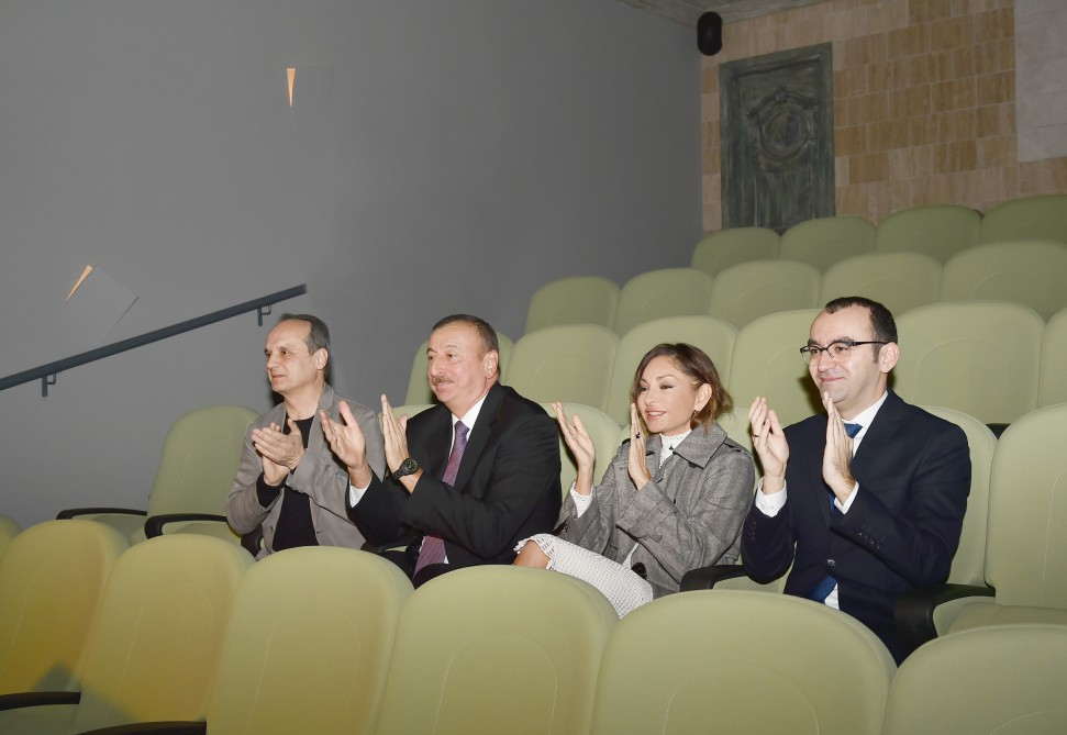 Prezidentlə xanımı Marionet teatrında -  FOTOLAR