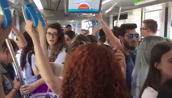 Türkiyədə gənclər tramvayda &#39;Ayrılıq mahınısını belə oxudular -  VİDEO