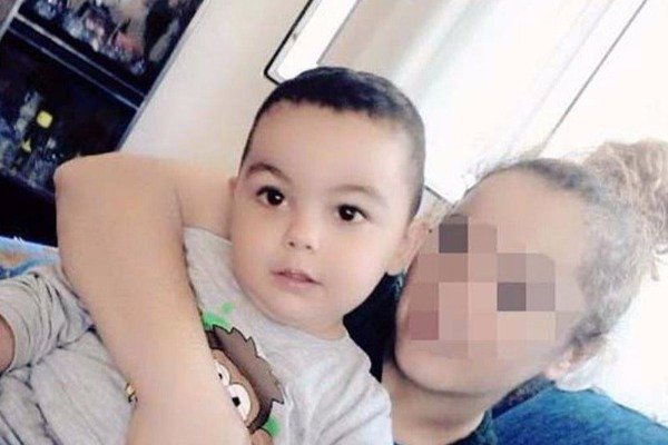 Anadan 3 yaşlı oğluna qarşı VƏHŞİLİK:   Adapter naqili ilə boğaraq öldürdü (FOTO)