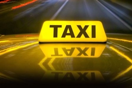 Polislə mübahisə edən taksi sürücüsü   QOLUNU DOÄžRADI