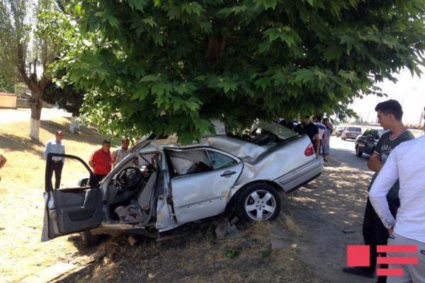 Qumbaşıda QƏZA: Avtomobil ağaca çırpıldı