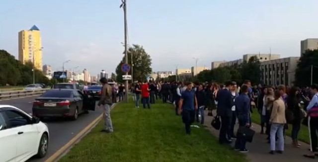 Moskvada bomba HƏYACANI: Metro, ticarət mərkəzləri və universitetlər boşaldıldı (FOTOLAR)