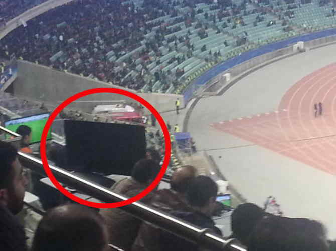 Qarabağın matçında hakimin şübhəli qərarı zamanı stadionda   MÜƏMMALI OLAY (FOTO)