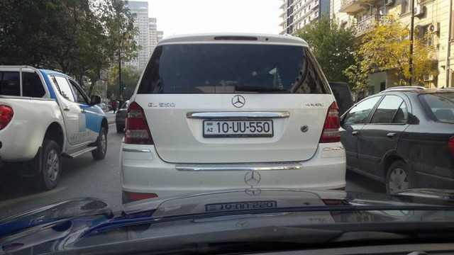 Bakıda Ermənistanın emblemi ilə 10-UU-550 nömrəli avtomobili sürən kimdir?  