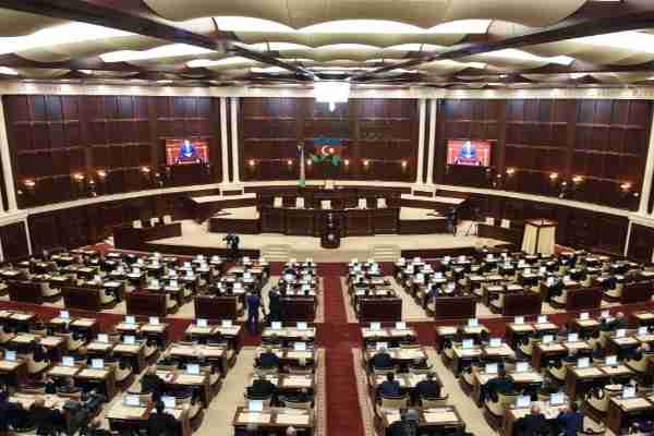 Parlamentin yaz sessiyasının ilk plenar iclası başladı 