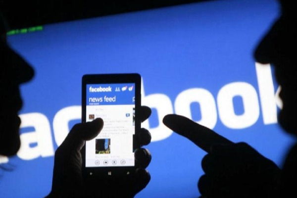 Facebook qaş düzəltmək istədi,  göz çıxartdı