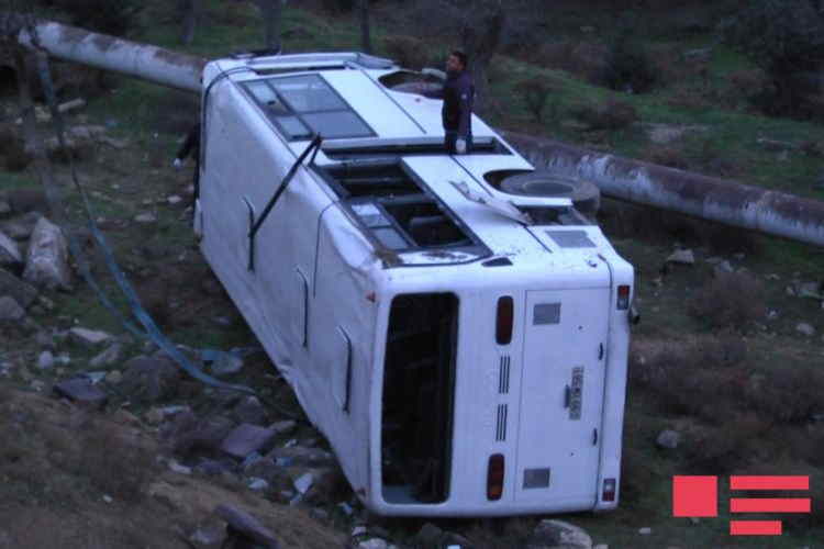 Avtobusunun dərəyə aşması nəticəsində yaralanan  15 nəfərin ADI AÇIQLANDI (YENİ-3-FOTOLAR)