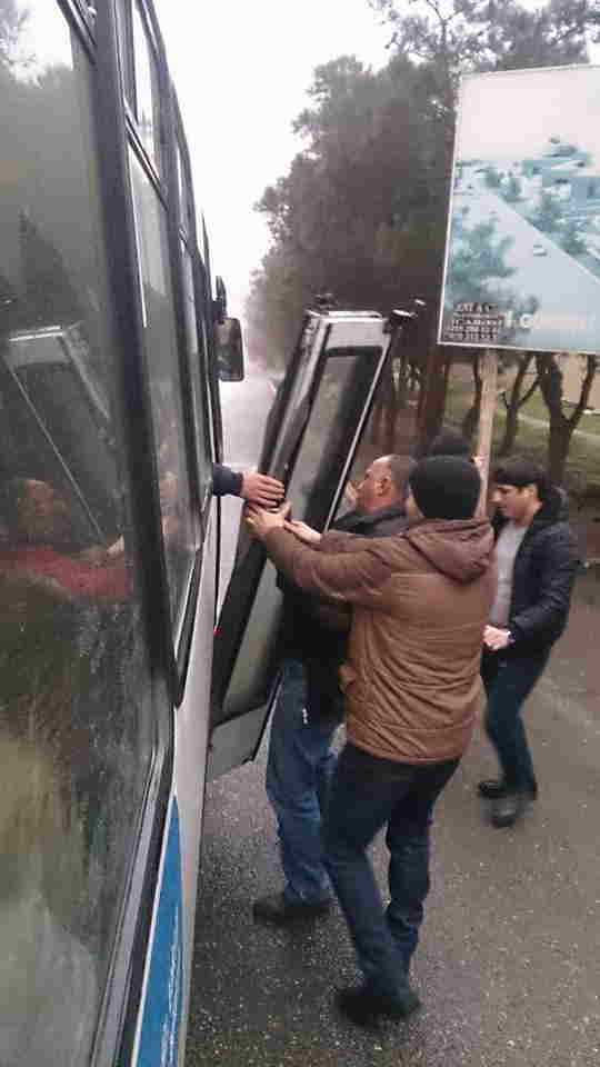 Bakıda OLAY:   Sərnişinlə dolu avtobusun qapısı qırıldı (FOTO)