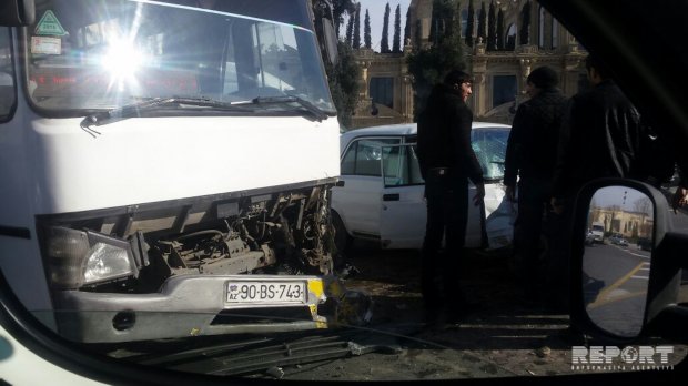 Bakıda sərnişin avtobusu jiquli ilə toqquşdu -  FOTOLAR