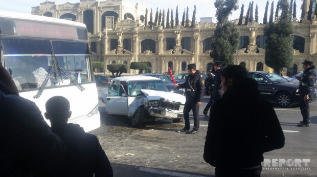 Bakıda sərnişin avtobusu jiquli ilə toqquşdu -  FOTOLAR