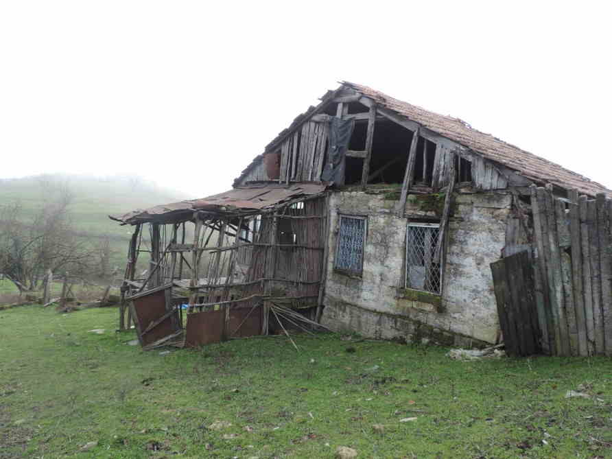 Uzaq sahillərdə: Veselinin ata evi və faşist Əlağa -  FOTO