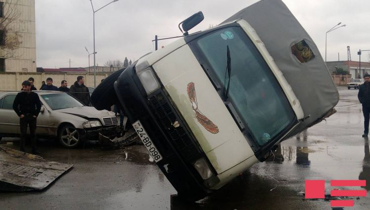 Mercedes Qazellə toqquşdu -  FOTOLAR