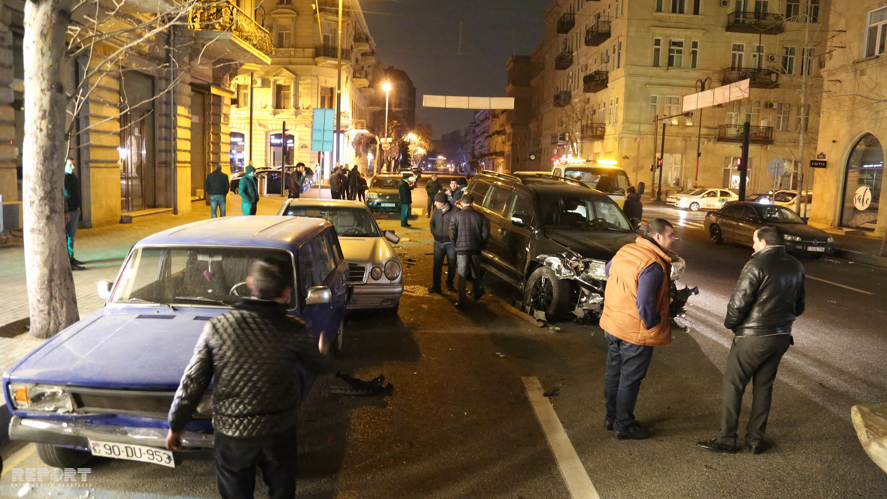 Sərxoş sürücü qəza törətdi -  sərnişin maşının pəncərəsindən yerə düşdü (FOTO)