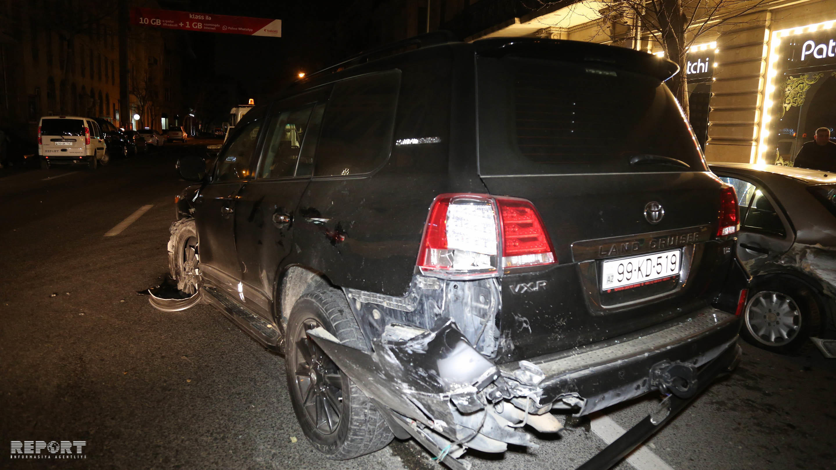 Sərxoş sürücü qəza törətdi -  sərnişin maşının pəncərəsindən yerə düşdü (FOTO)