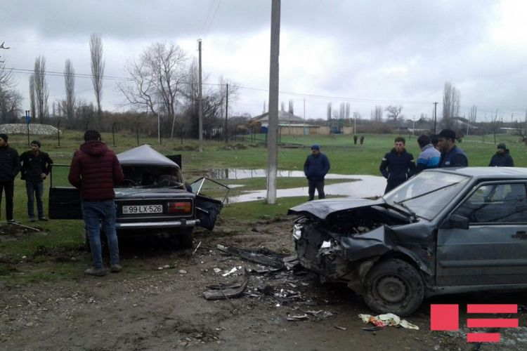 İki avtomobil toqquşdu, 5 nəfər xəsarət aldı  - FOTO 