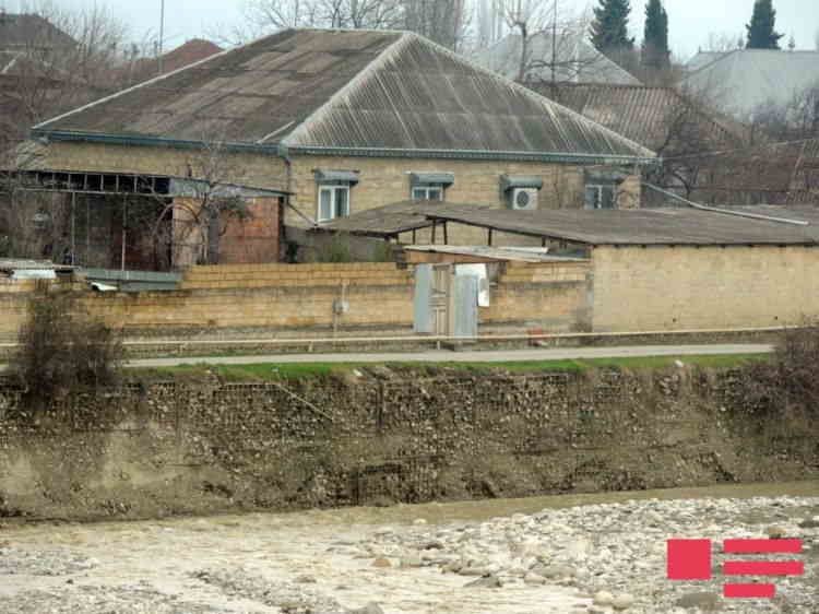 Yol və evlər təhlükə qarşısında- FOTO