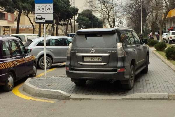 Sürücü Lexus-u səkidə park edərək belə    QAYDA POZDU  (FOTO)