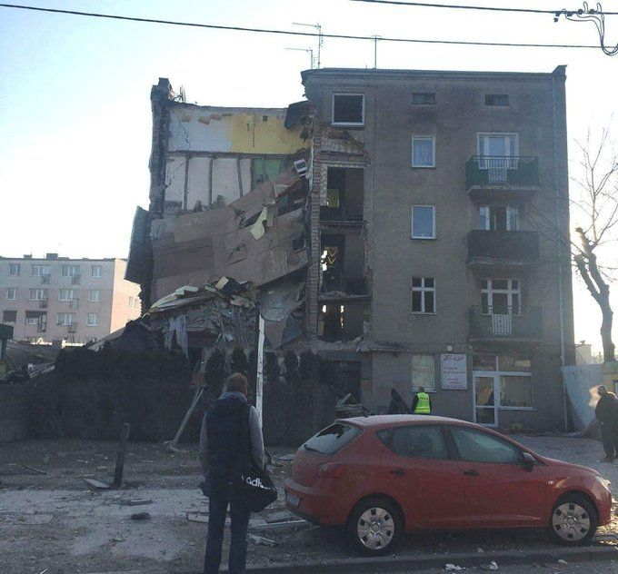 Polşada yaşayış binası UÇDU:   3 ölü, 21 yaralı var (FOTO)
