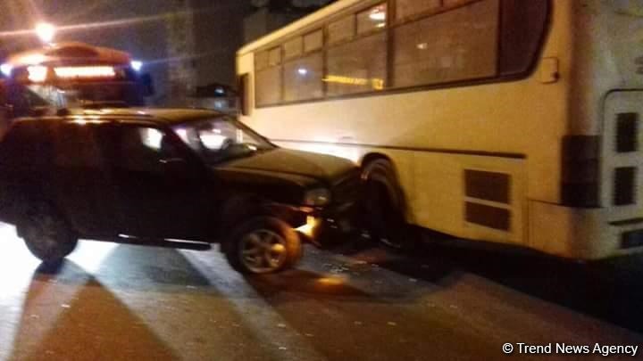 Bakıda avtobusun iştirakı ilə yol qəzası -  Tıxac yaranıb (FOTO)