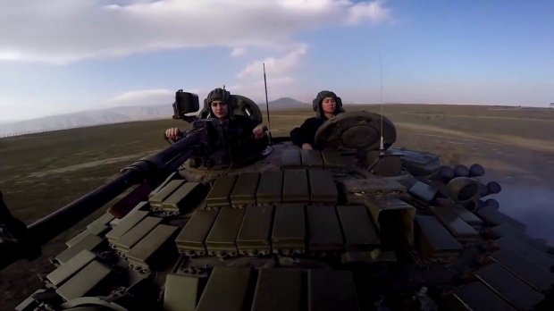Azərbaycanın hərbçi qızları və... -  Rusiyanın T-72 tankı