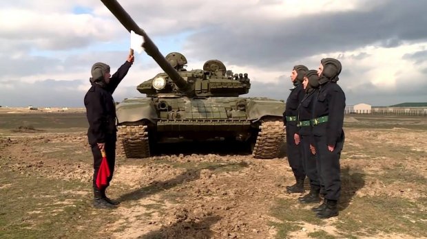 Azərbaycanın hərbçi qızları və... -  Rusiyanın T-72 tankı