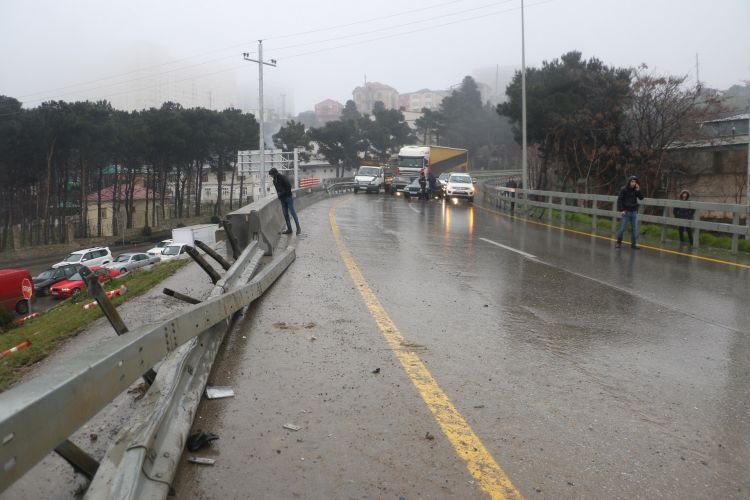 Bakıda yük maşını aşdı - FOTO