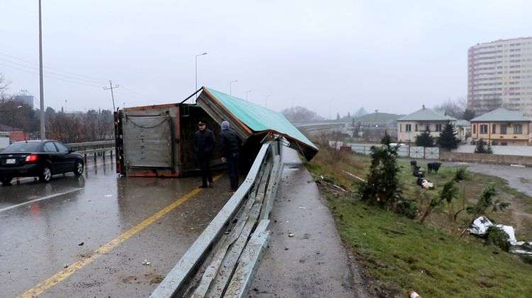 Bakıda yük maşını aşdı - FOTO