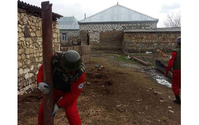 Ağstafada 25 ildir stolba kimi istifadə olunan turba raket bombası çıxdı   - FOTOLAR