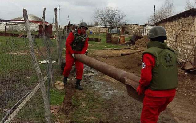 Ağstafada 25 ildir stolba kimi istifadə olunan turba raket bombası çıxdı   - FOTOLAR