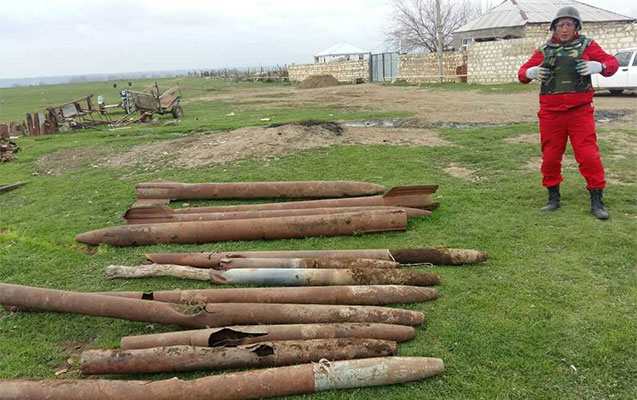 Ağstafada 25 ildir stolba kimi istifadə olunan turba raket bombası çıxdı   - FOTOLAR