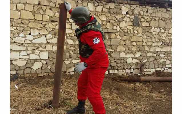 Ağstafada 25 ildir stolba kimi istifadə olunan turba raket bombası çıxdı   - FOTOLAR