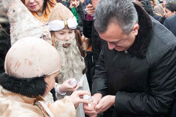 İcra başçısı uşaqlarla yumurta döyüşdürdü -  - FOTOLAR