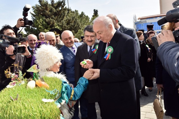 İcra başçısı yumurta döyüşdürdü -  FOTOLAR