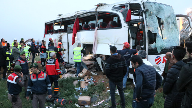 Avtobus qəzası baş verdi: 4 ölü, 34 yaralı var (FOTOLAR)