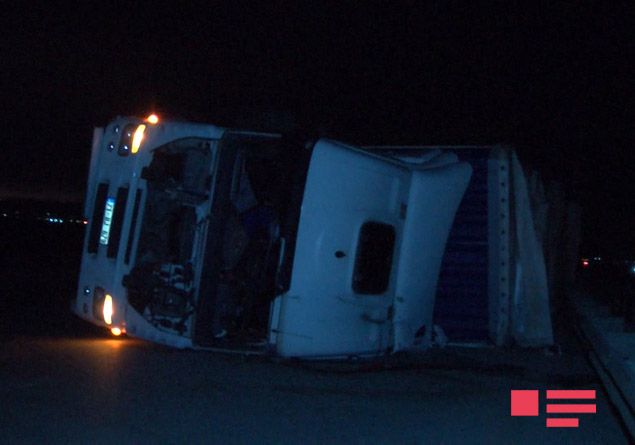 Bakıda 3 yük avtomobili aşdı -  Küləyin zərbəsindən... (FOTOLAR)