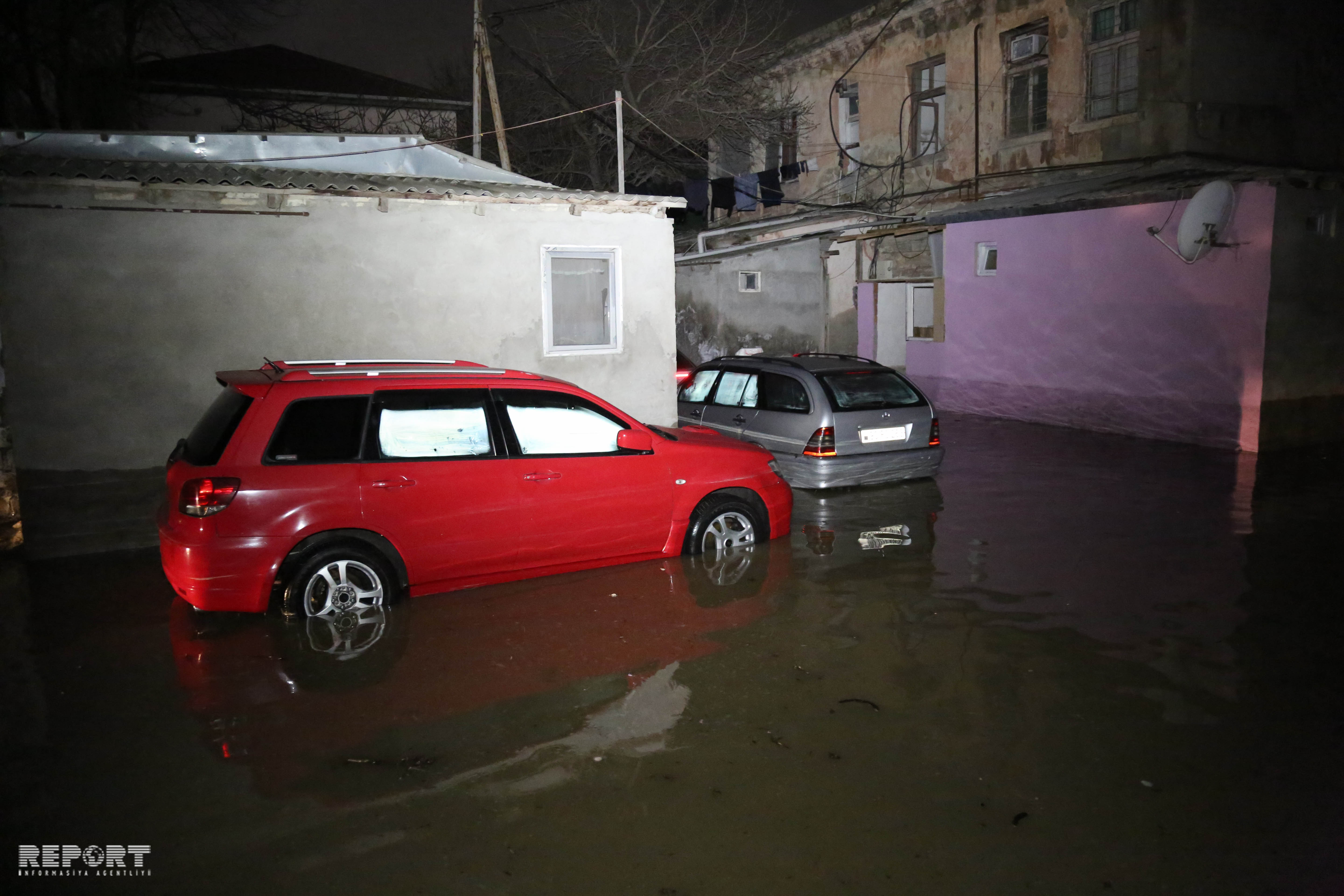 Bakıda boru partladı:    30-a yaxın ev su altında qaldı (FOTOLAR)