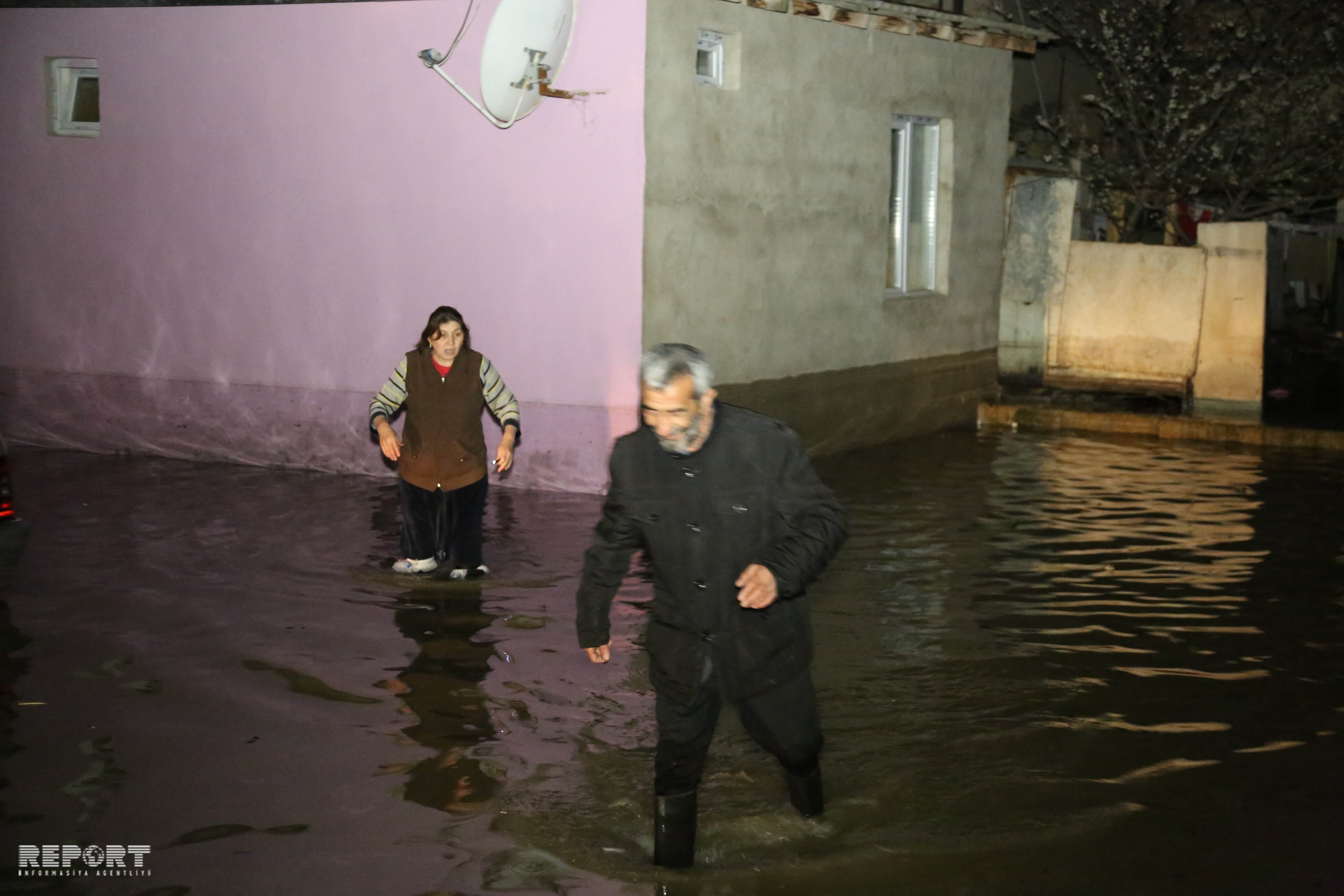 Bakıda boru partladı:    30-a yaxın ev su altında qaldı (FOTOLAR)