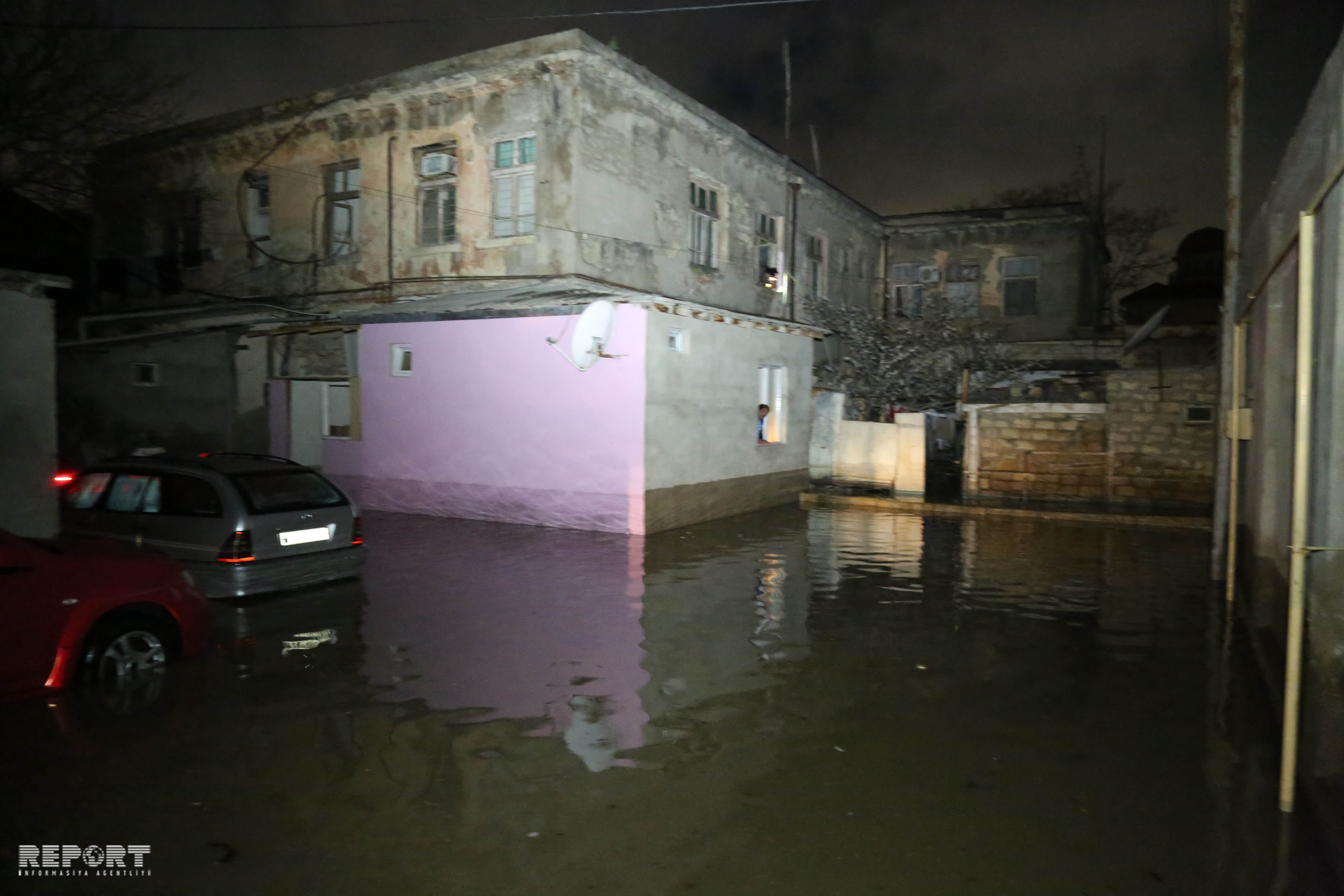 Bakıda boru partladı:    30-a yaxın ev su altında qaldı (FOTOLAR)