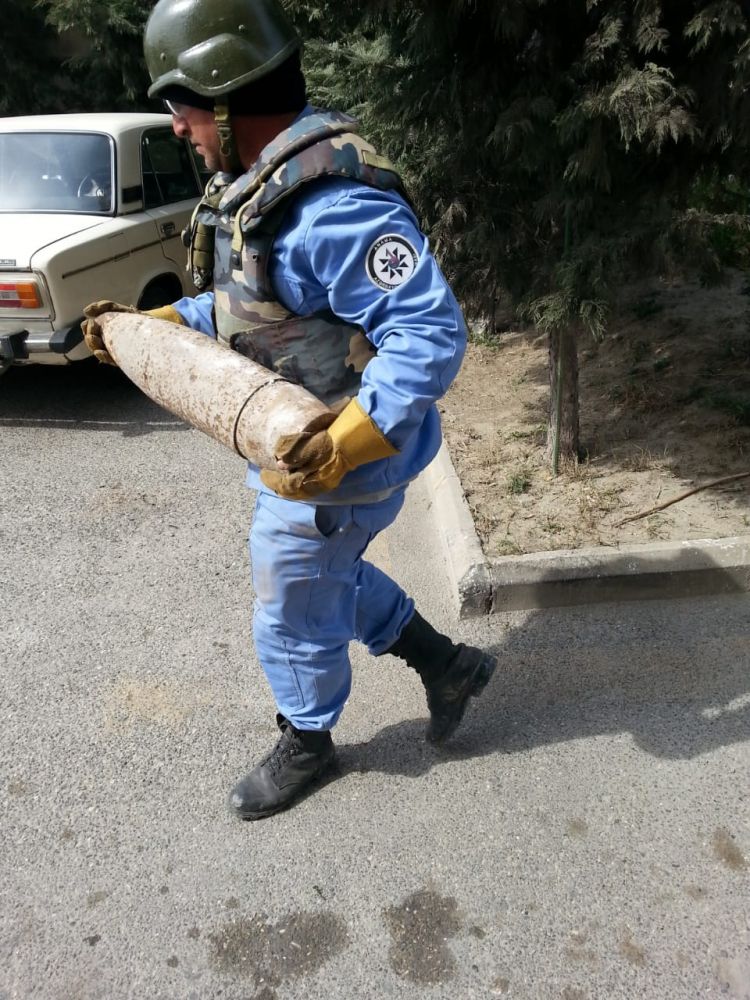 Polis bölməsinin ərazisində top mərmiləri tapıldı - FOTO