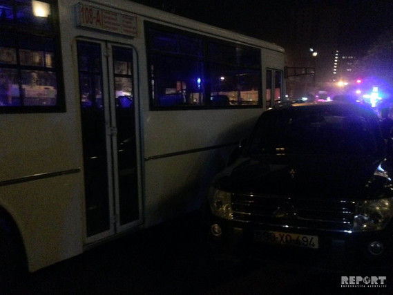 Bakıda avtobus 3 avtomobilə çırpıldı -  Sürücü qaçdı (FOTOLAR)