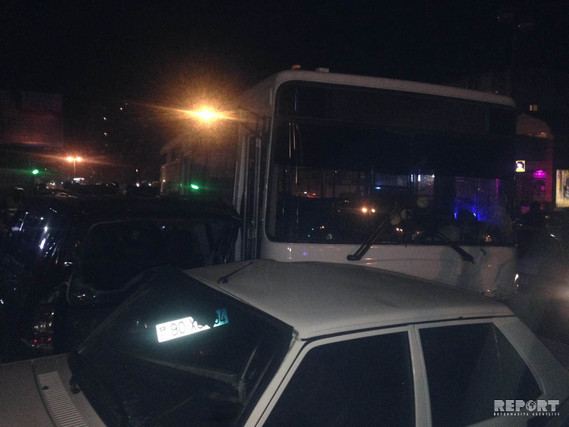 Bakıda avtobus 3 avtomobilə çırpıldı -  Sürücü qaçdı (FOTOLAR)