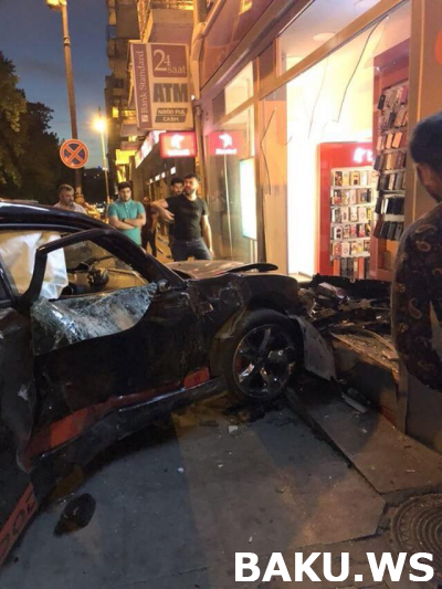 Bakıda dəhşətli qəza:  Dodge mağazaya girdi FOTO (VİDEO)