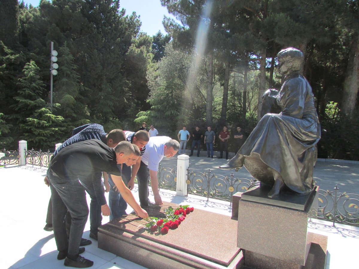 Azyaşlı məhkumlar şəhər gəzintisində -  FOTO