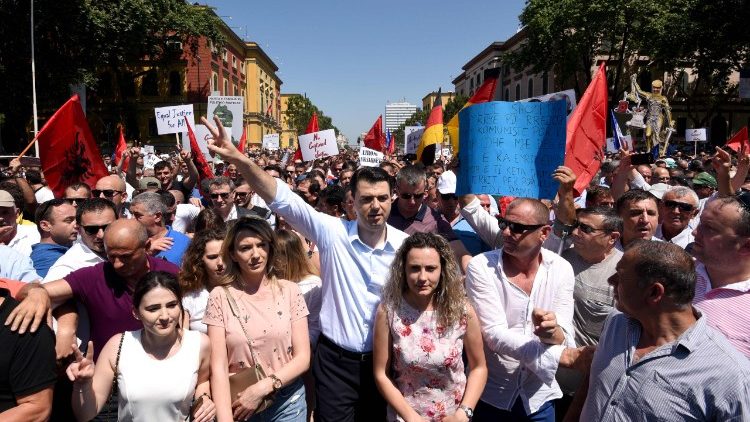 Minlərlə insan baş nazirin istefasını tələb etdi   - Albaniyada - FOTO