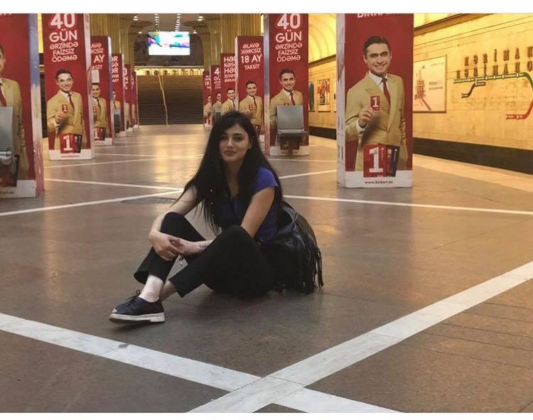 Bakı metrosunda qız relslərin üzərində şəkil çəkdirdi-  FOTOLAR