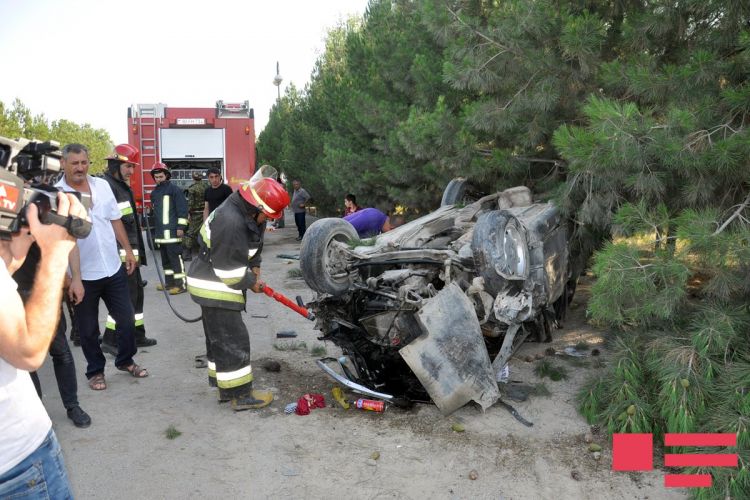 Şirvanda avtomobil dirəyə çırpılaraq yandı -  ölən və yaralılar - FOTO